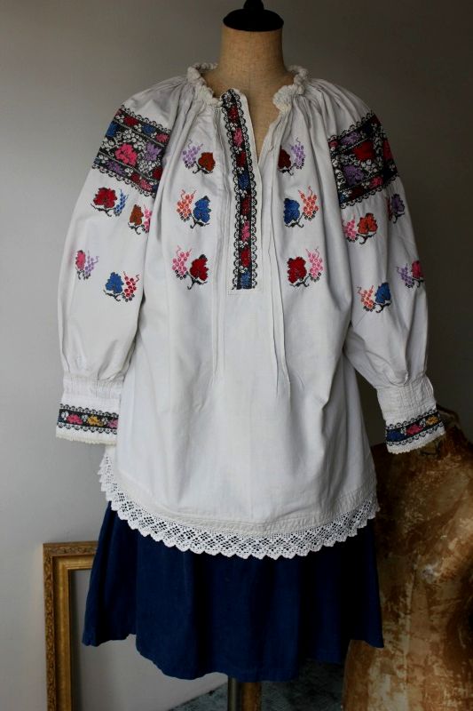 ウクライナ民族衣装ワンピースきれいな色の刺繍と素朴な裾レース