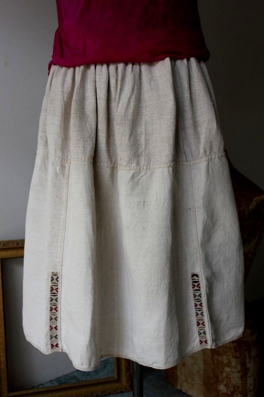 ウクライナ刺繍余り布のアンティークリネン地スカート　深い赤とカーキグレー色の刺繍
