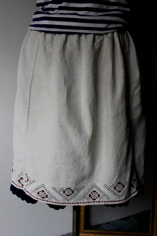 ウクライナ刺繍余り布のアンティークリネン地スカート　大きなカットワーク刺繍