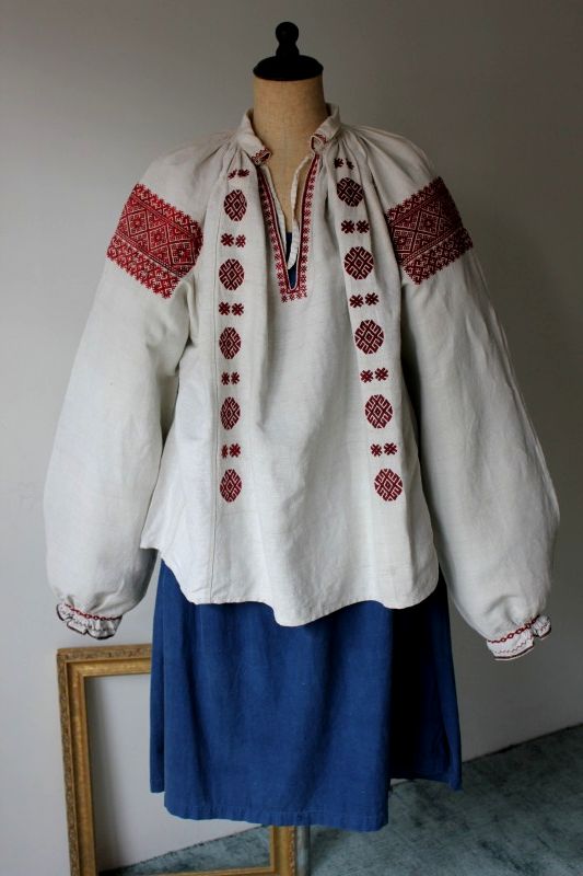 ウクライナ刺繍ヴィンテージリネン地ブラウス　深紅の緻密な刺繍