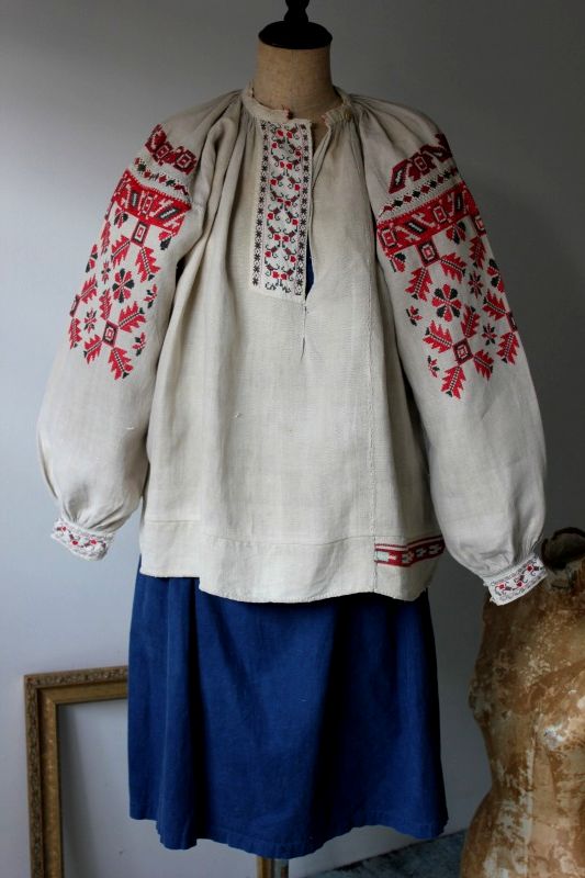 ウクライナ刺繍アンティークワンピース　赤い伝統幾何学模様の刺繍