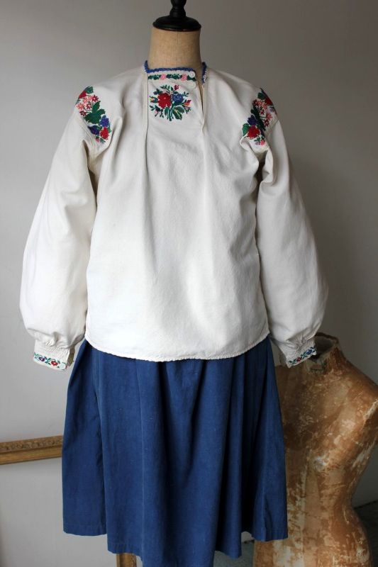 ウクライナ刺繍アンティークブラウス　お花の刺繍と青い襟元刺繍