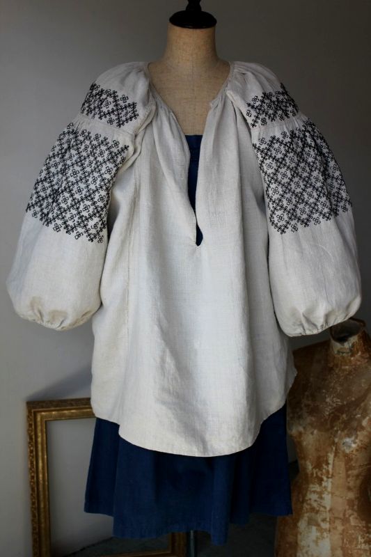 ウクライナ刺繍アンティークブラウス　美しいウクライナ伝統技法の刺繍がびっしりの袖