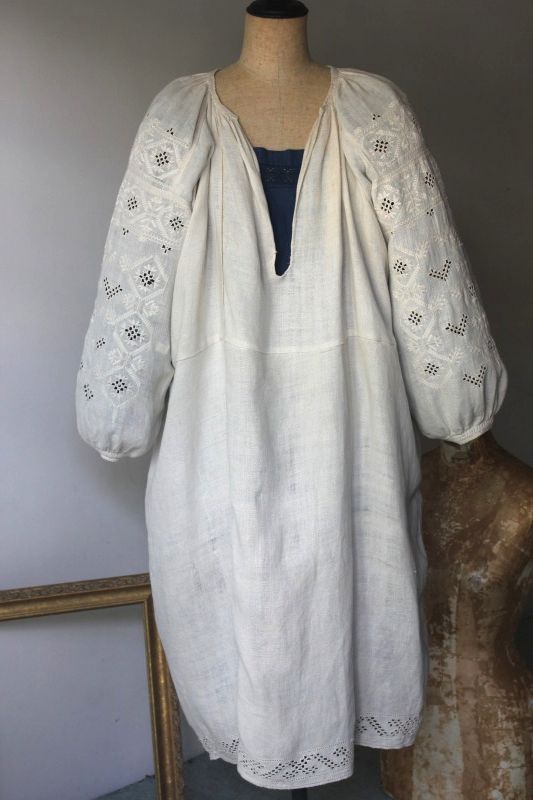 ウクライナ刺繍ワンピース 袖にびっしり白い刺繍100年前のウェディングドレス