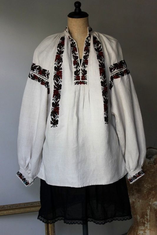 ウクライナ刺繍ワンピース 深い赤と黒の美しいウール刺繍
