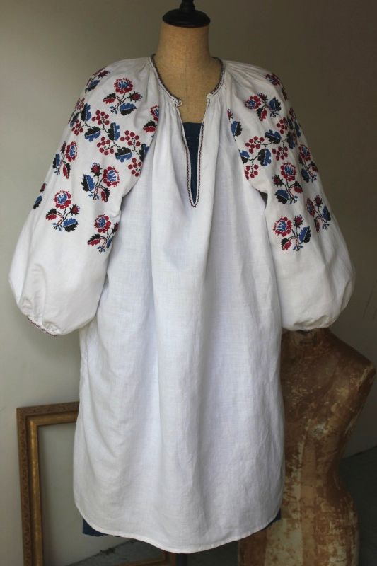 ウクライナ刺繍ヴィンテージコットンのワンピース 袖いっぱい青と赤の刺繍