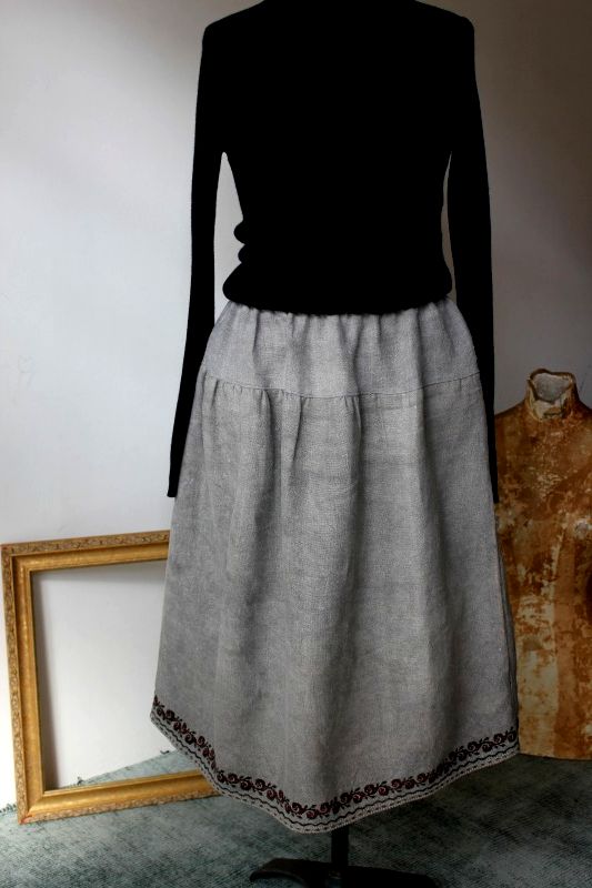 ウクライナ刺繍スカート　煤染めグレー色の上質アンティークリネン地と裾の刺繍　