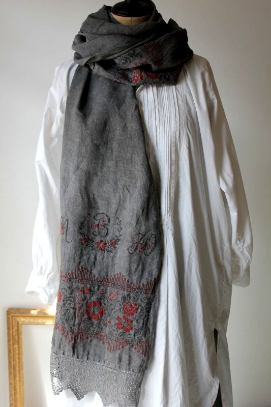 ウクライナ刺繍アンティークリネン 手編みクロシェットレース 煤染めタッセルとモノグラム刺繍