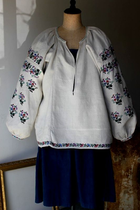 ウクライナ刺繍ワンピース 紫色カラフルなお花刺繍のブラウス丈　