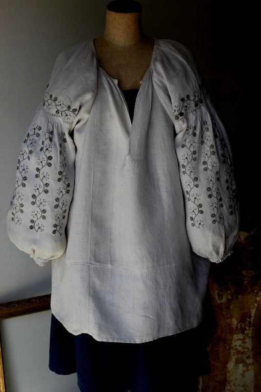 ウクライナ刺繍ワンピース 薄グレー幾何学的なモダンお花刺繍　