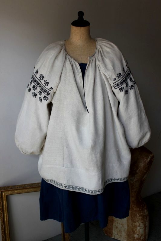 ウクライナ刺繍ワンピース  黒とグレー小さなお花と裾グレーモダン刺繍