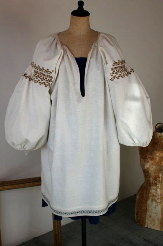 ウクライナ刺繍ワンピース  キャメル色袖刺繍と裾のグレー色ドロンワーク刺繍