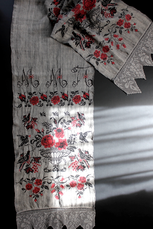 ウクライナ刺繍アンティークリネン ストール 煤染め鳥と薔薇とモノグラム刺繍