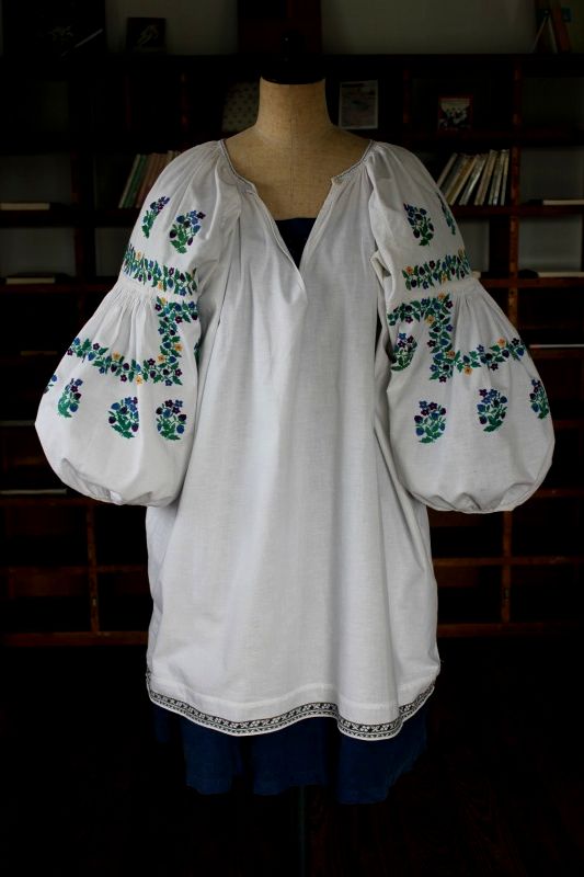 ウクライナ刺繍ワンピース　色鮮やかお花刺繍と肩ピンタック