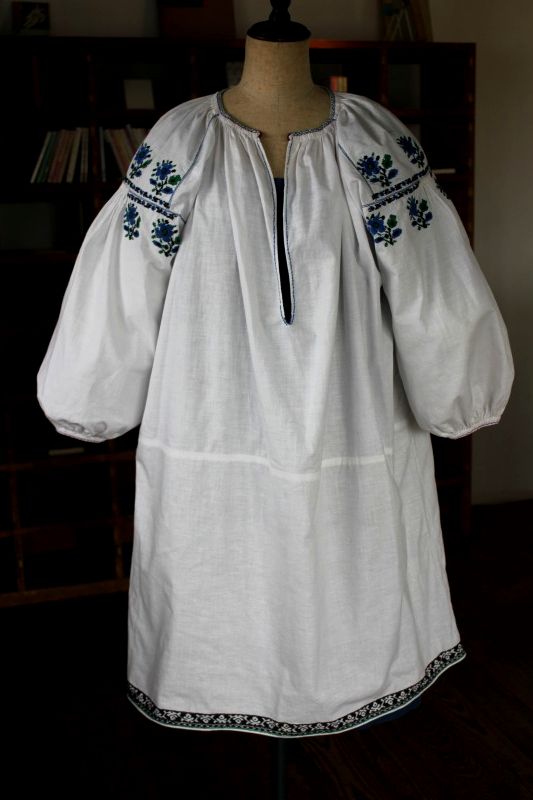 ウクライナ刺繍ワンピース　ヴィンテージコットンと鮮やかブルーお花刺繍