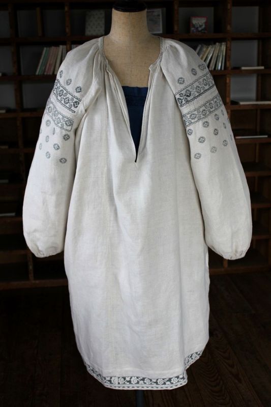 ウクライナ刺繍ワンピース グレーの伝統刺繍と美しい裾の白抜き薔薇刺繍