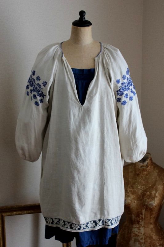 ウクライナ刺繍ワンピース 鮮やかブルーの伝統幾何学模様の刺繍