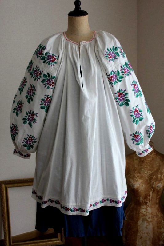 ウクライナ刺繍ワンピース 袖びっしり緻密なパープルお花刺繍