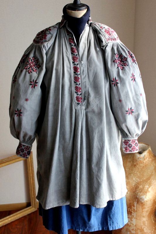 ウクライナ刺繍ワンピース　圧巻ピンタックと伝統刺繍　