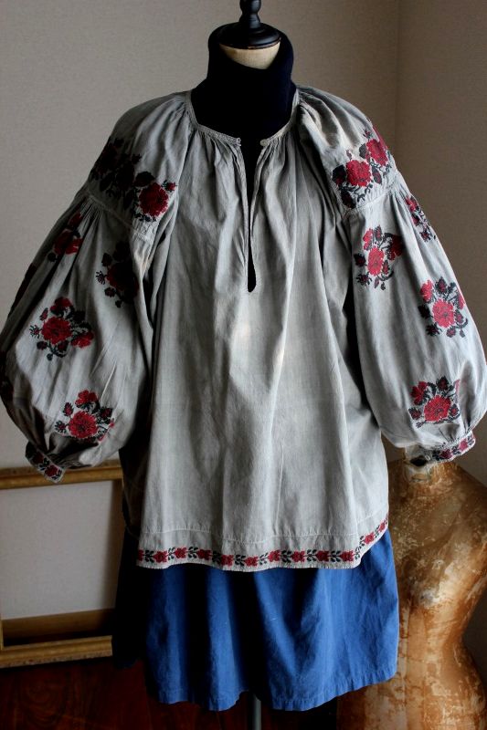 ウクライナ刺繍ワンピース煤染グレー地と大きな赤いバラ刺繍
