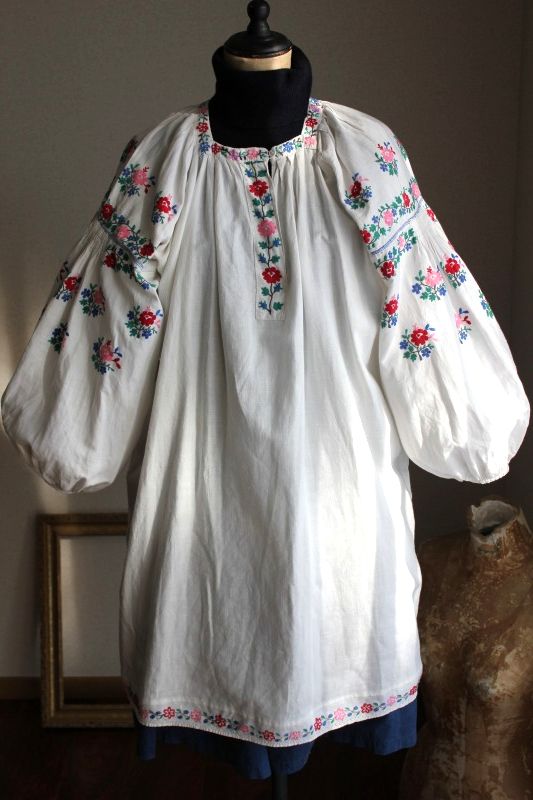 ウクライナ刺繍ワンピースカラフルお花刺繍と柔らか白いリネン