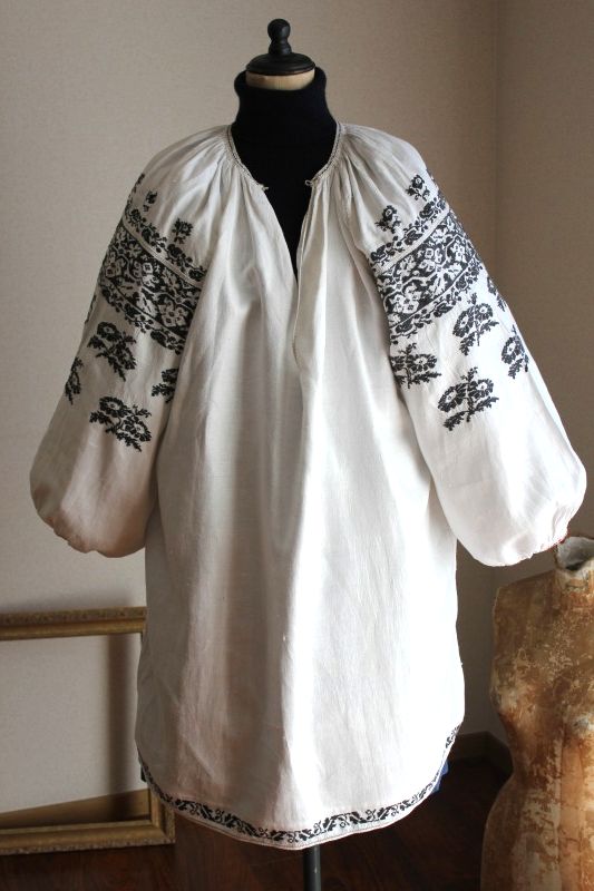 ウクライナ刺繍ワンピース　白い上質リネン地と黒いお花刺繍