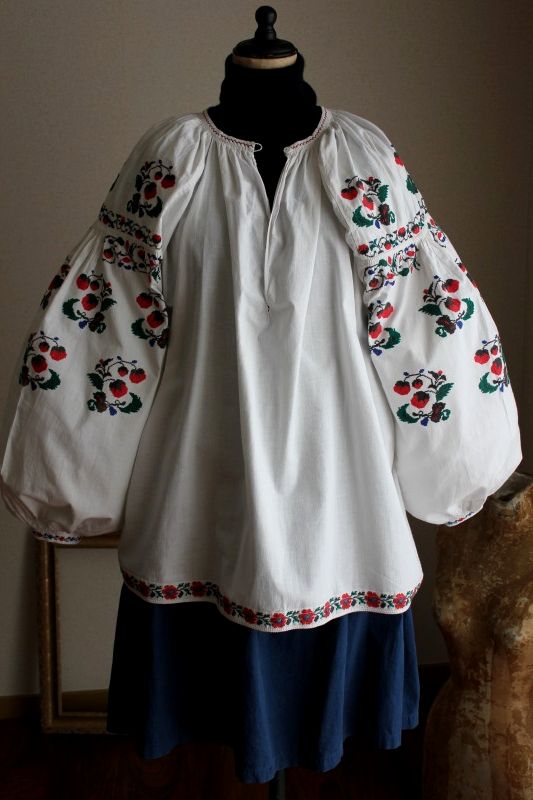 ウクライナ刺繍ワンピース 可愛い緻密なイチゴの刺繍