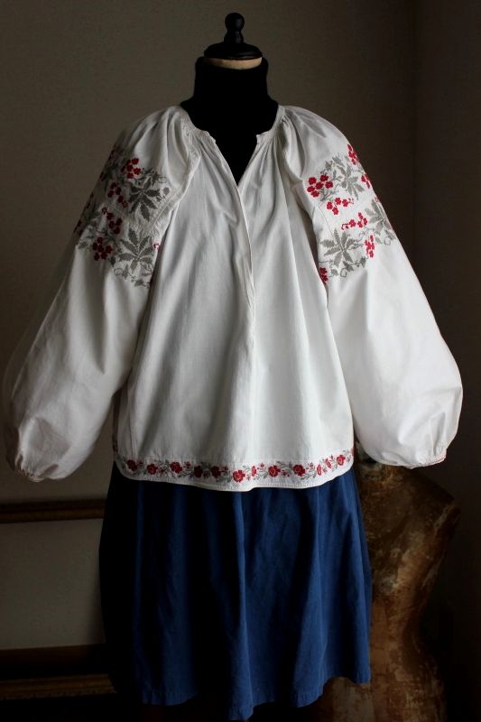 ウクライナ刺繍ワンピース 赤とライトグレーの大きなお花刺繍