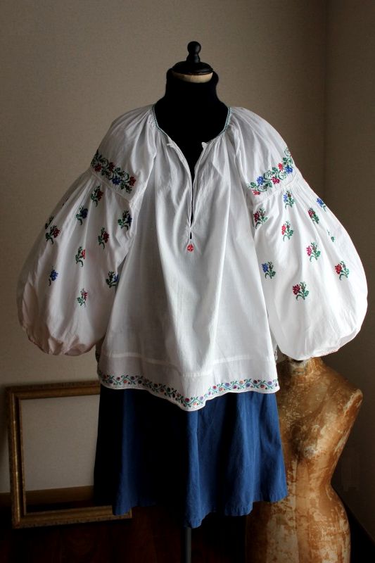 ウクライナ刺繍ワンピース たっぷり生地で広がる袖と青と赤お花刺繍