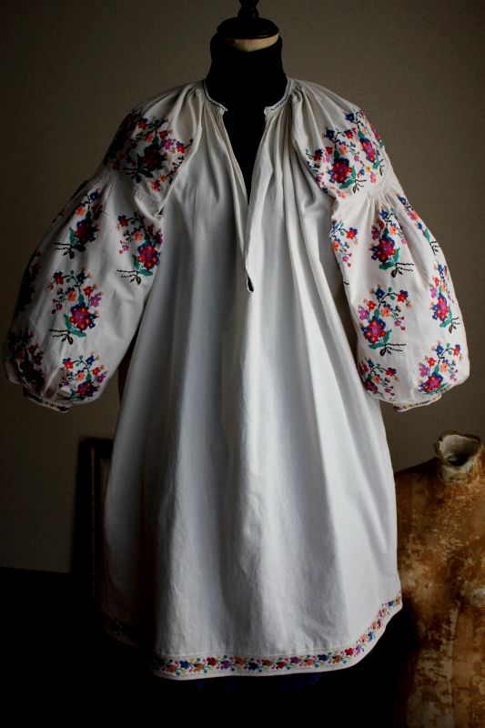ウクライナ刺繍ワンピース 袖びっしりカラフルお花ブーケの刺繍