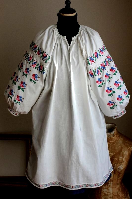 ウクライナ刺繍ワンピース 密で細かい刺繍　カラフルお花と美しい裾