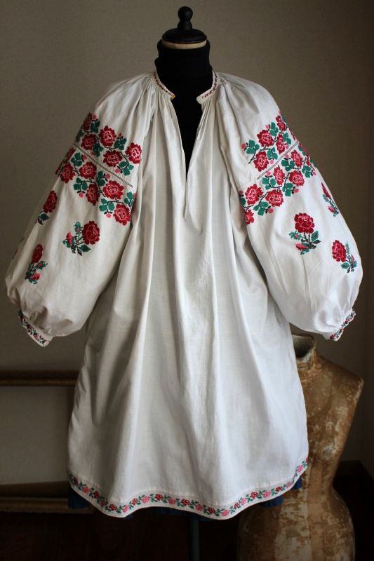 ウクライナ刺繍ワンピース 大きな赤とピンク薔薇の刺繍