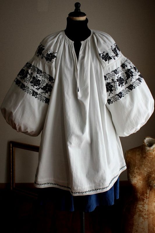 ウクライナ刺繍ワンピース 大きな黒とグレーぶどうの刺繍