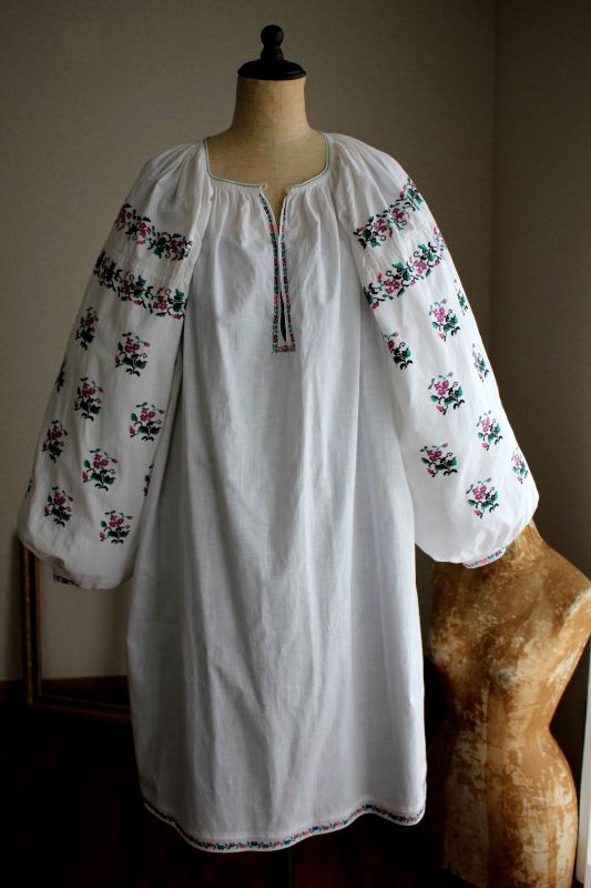 ウクライナ刺繍ワンピース パープルピンク色のお花の刺繍
