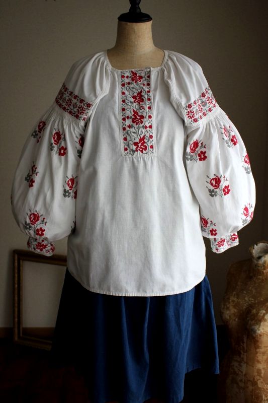 ウクライナ刺繍ワンピース 薄グレーと赤胸元の豪華刺繍