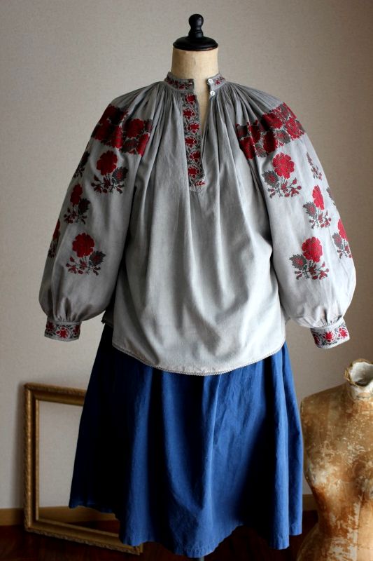 ウクライナ刺繍ワンピース煤染グレー圧巻ピンタックと緻密な薔薇の刺繍