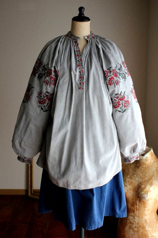 ウクライナ刺繍ワンピース煤染グレー美しいギャザーとお花の刺繍