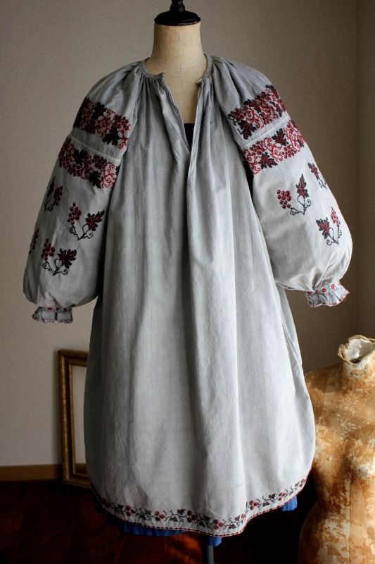 ウクライナ刺繍ワンピース煤染グレー葡萄の刺繍とフリル袖口