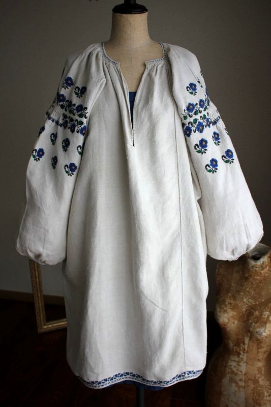 ウクライナ刺繍ワンピースかわいい青いお花の刺繍