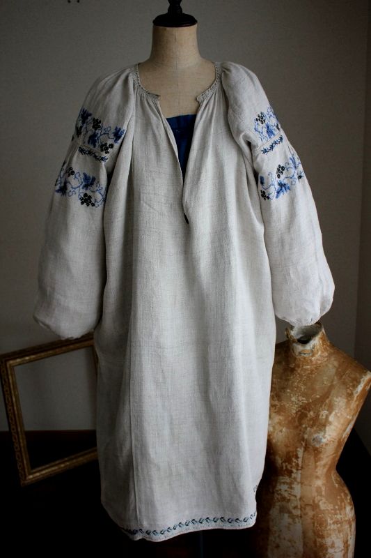 ウクライナ刺繍ワンピース黒と青ぶどう刺繍と素朴なヘンプ麻地