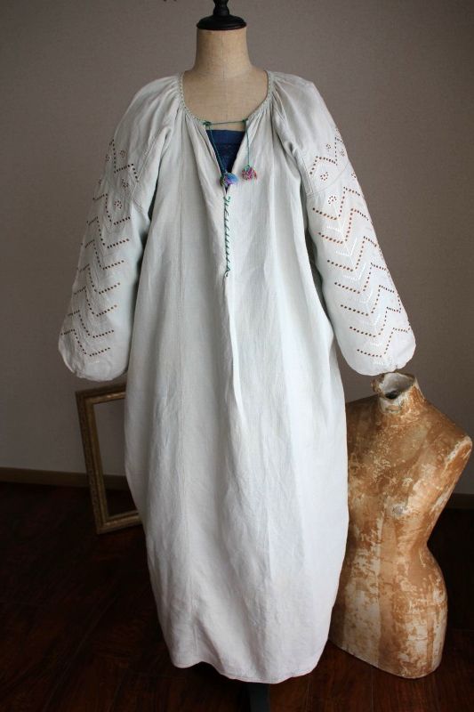 ウクライナ刺繍ワンピース袖いっぱい白と茶色モダン幾何学刺繍