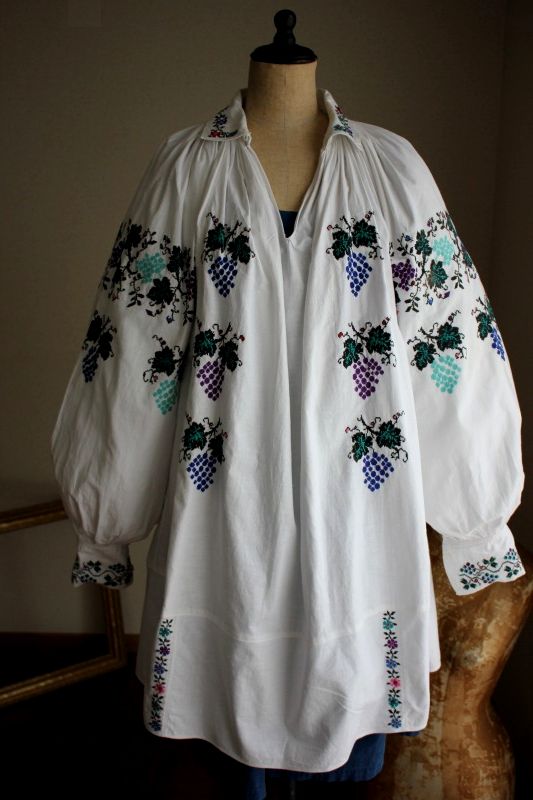 ウクライナ刺繍ワンピース襟つき美しい色味ぶどうの刺繍