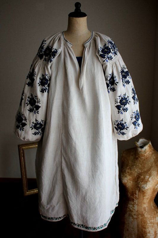 ウクライナ刺繍ワンピース　袖いっぱいの青と黒モダンお花刺繍