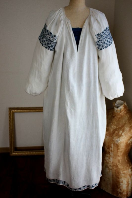 ウクライナ刺繍ワンピース 藍色のモダン伝統刺繍