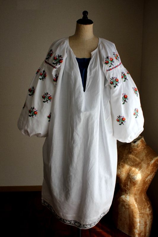 ウクライナ刺繍ワンピース鮮やかで密なクロスステッチ刺繍と裾のスワン
