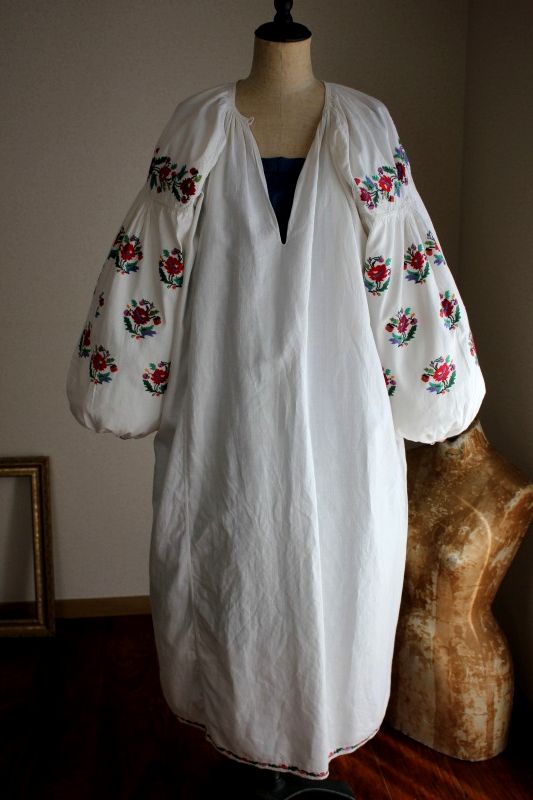 ウクライナ刺繍ワンピース緻密で鮮やかなお花刺繍
