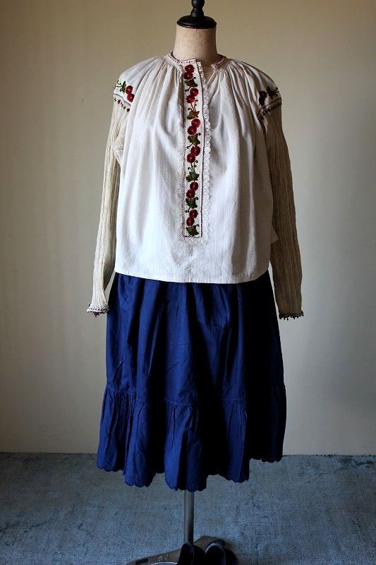 ルーマニア製手織りコットンとボルドー色お花刺繍のブラウス
