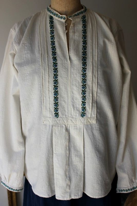 ブルガリア民族衣装ブラウスミントグリーン小さなお花刺繍