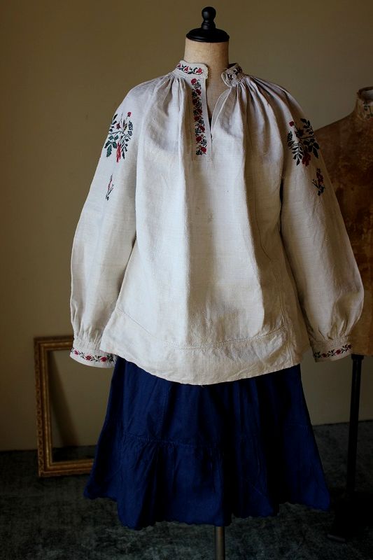 ウクライナ民族衣装　アンティークリネンと胸元刺繍のブラウス
