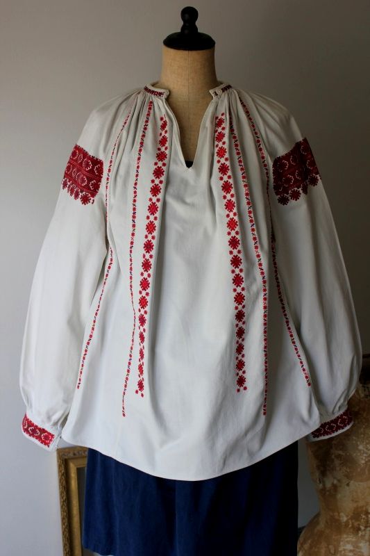 ウクライナ民族衣装ブラウス緻密な深い赤色刺繍